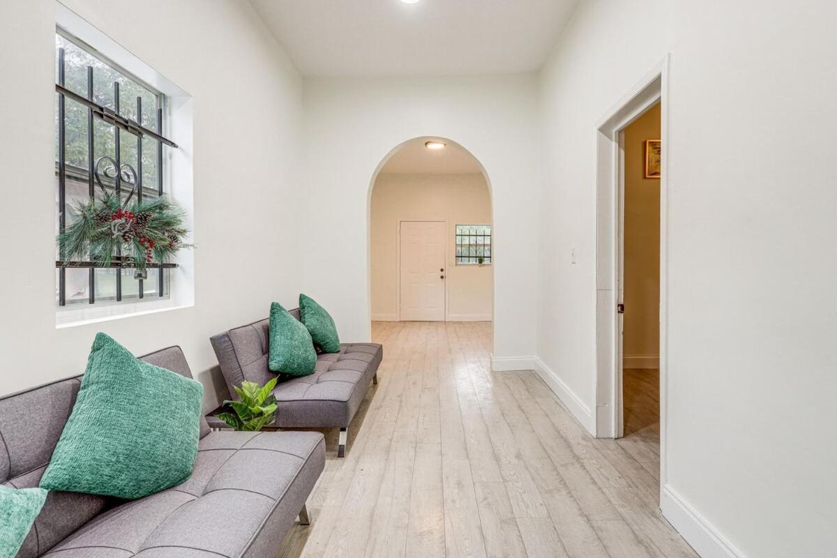 Large, Central, Lovely & Cozy 4Bed/2Bath - House By Everbank Stadium Jacksonville Kültér fotó